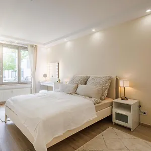 Schoene Mit Terrasse Naehe Airport Apartment